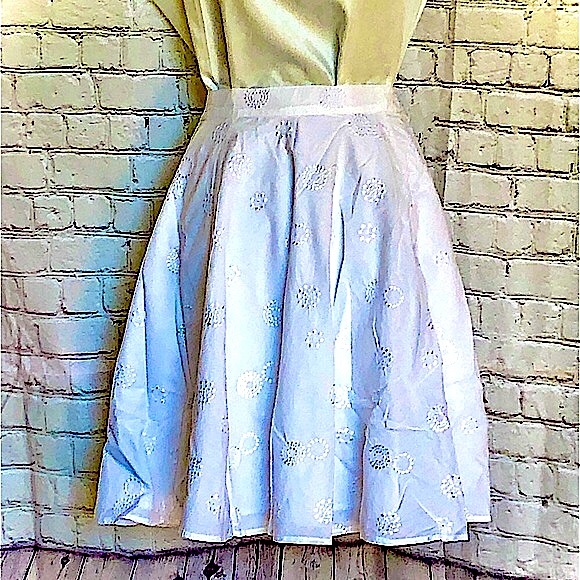 Isaac Mizrahi Dresses & Skirts - I. Mizrahi Embroidered White Skater Skirt-Lined w/ Back Tie & Zipper-Lik…C2